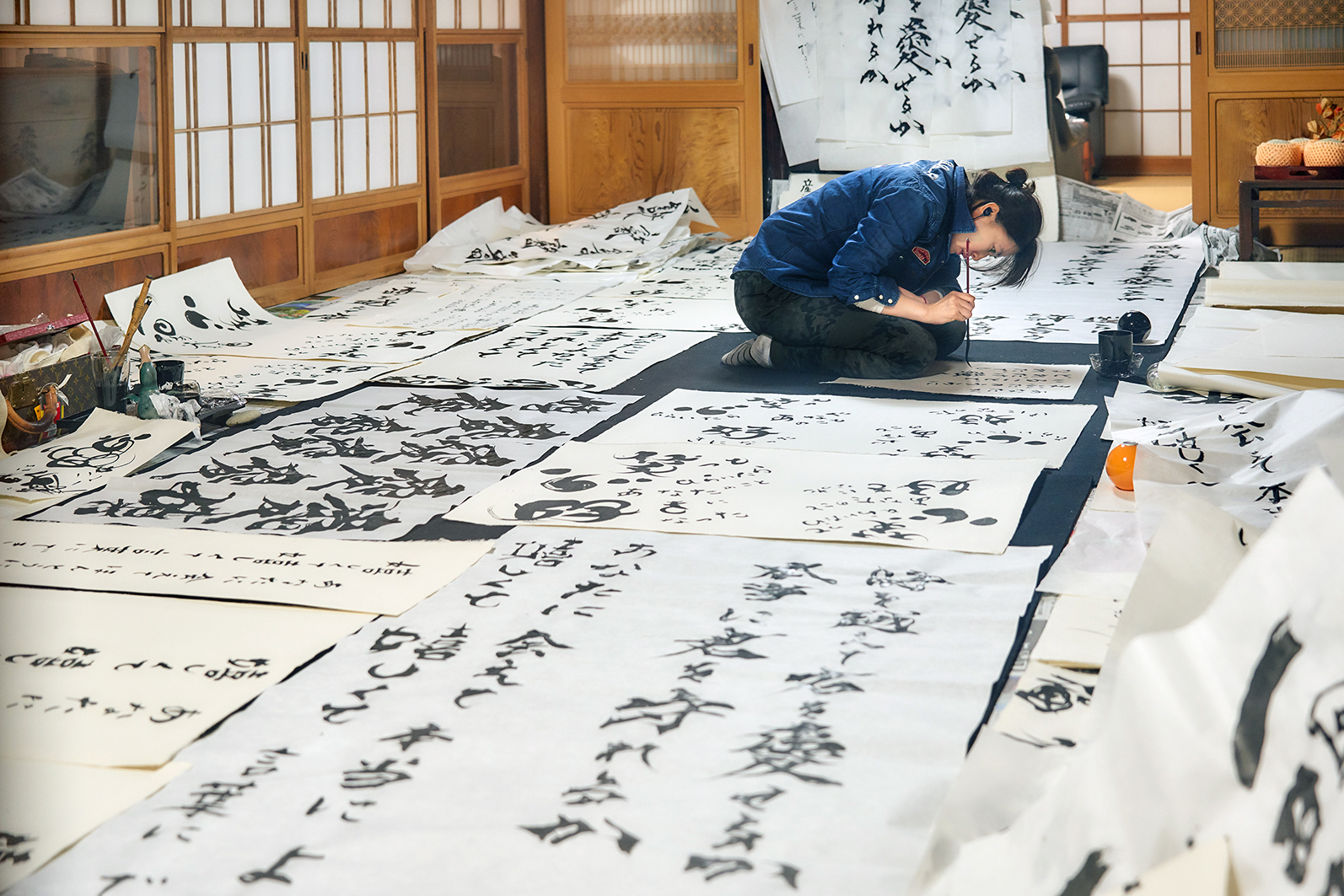 書を制作する紫舟（写真：永田忠彦）